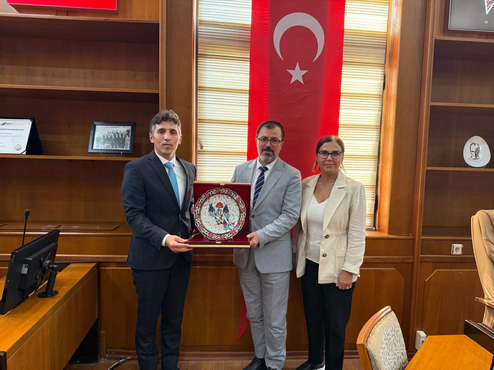 Çukurova Üniversitesi Rektörlüğü himayesinde, Bağımlılık ve Adli Bilimler Enstitüsü ile Adana Rehberlik ve Rehabilitasyon Açık İnfaz Kurumu arasında işbirliği alanlarının görüşmesi gerçekleştirildi.